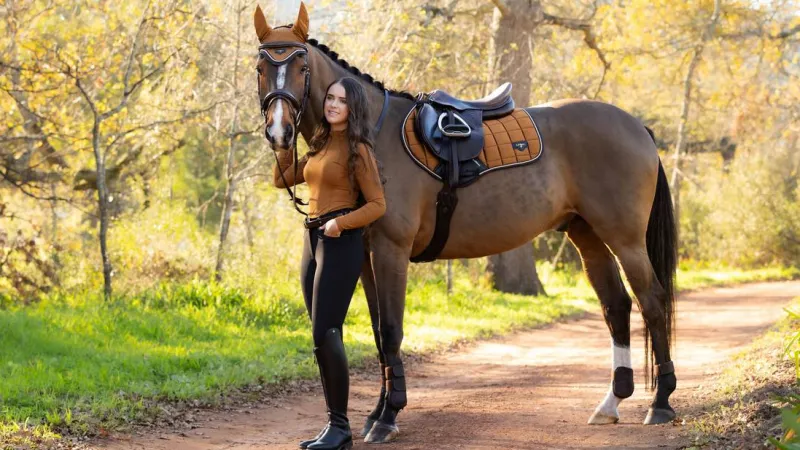 LeMieux Saddlepads & Numnahs<Loire Satin Classic Close Contact Square AW24