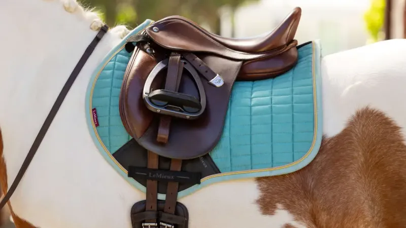 LeMieux Saddlepads & Numnahs<Mini Suede Close Contact Square SS25